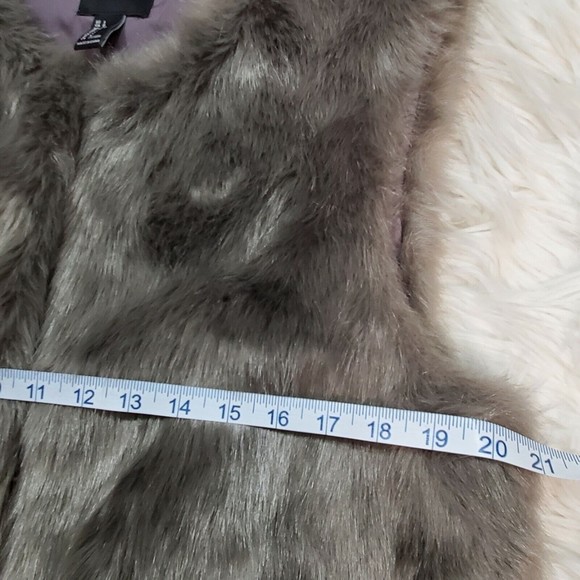 Silver Gray Faux Fur Vest Fully Lined Cozy Layering Piece Front Pockets Size L - Picture 6 of 9